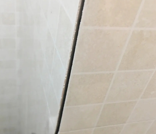 阳城瓷砖空鼓维修公司分享阳台瓷砖脱落的修复过程可以分为以下几个步骤