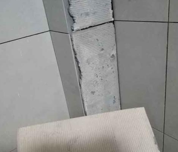 阳城瓷砖空鼓维修公司分享下厨房瓷砖脱落的补救措施。